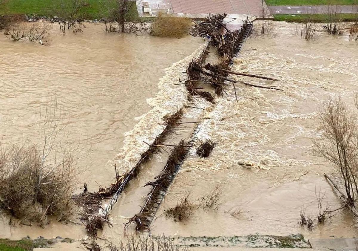 Crecida del río Bernesga a su paso por León.