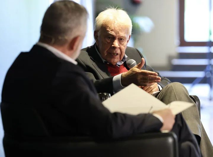 Felipe González, este martes, en Valladolid, durante la conversación que mantuvo con Ángel Ortiz, director de El Norte de Castilla.