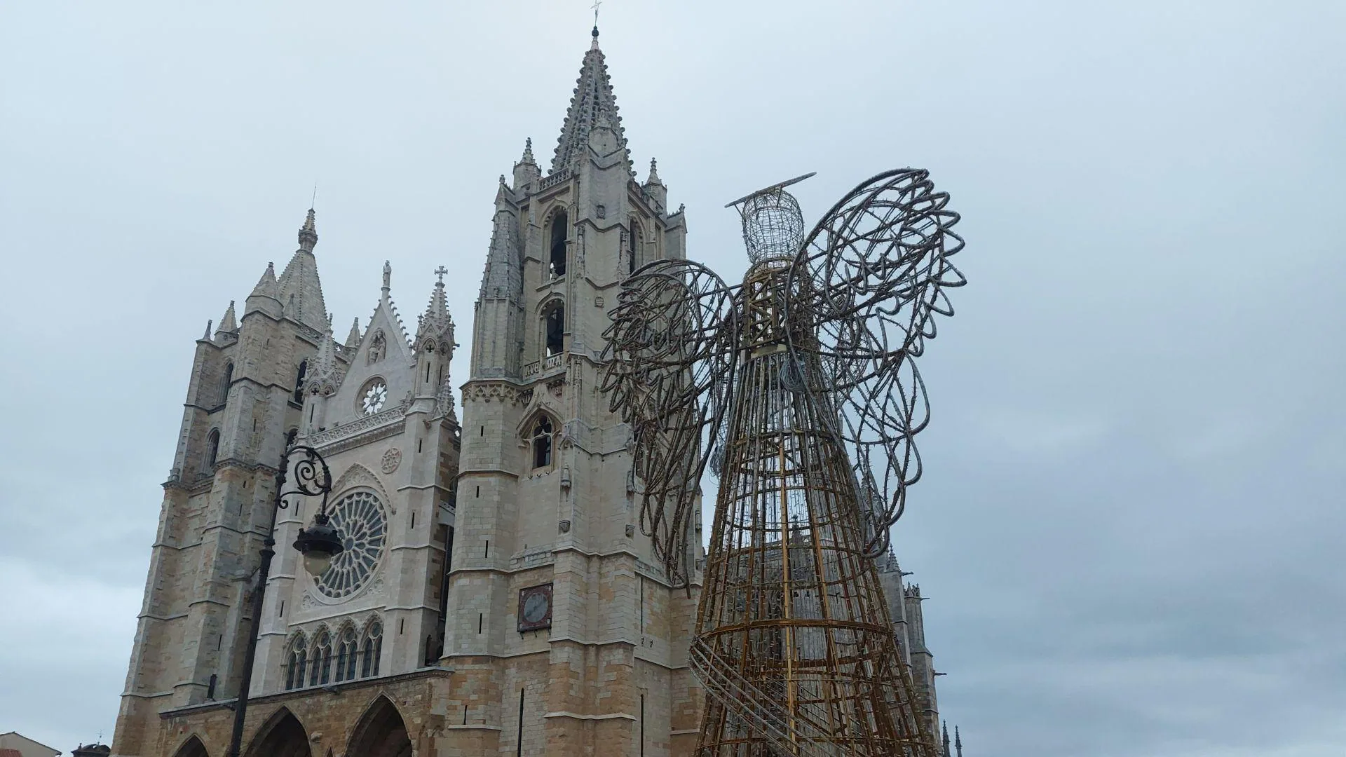 The Christmas angels arrive at the Plaza de Regla