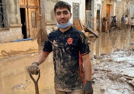 Andrés López, en las labores de voluntariado en Massanassa.