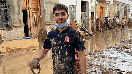 Andrés, un leonés voluntario en Massanassa: «Caminamos más de una hora de ida cada día»