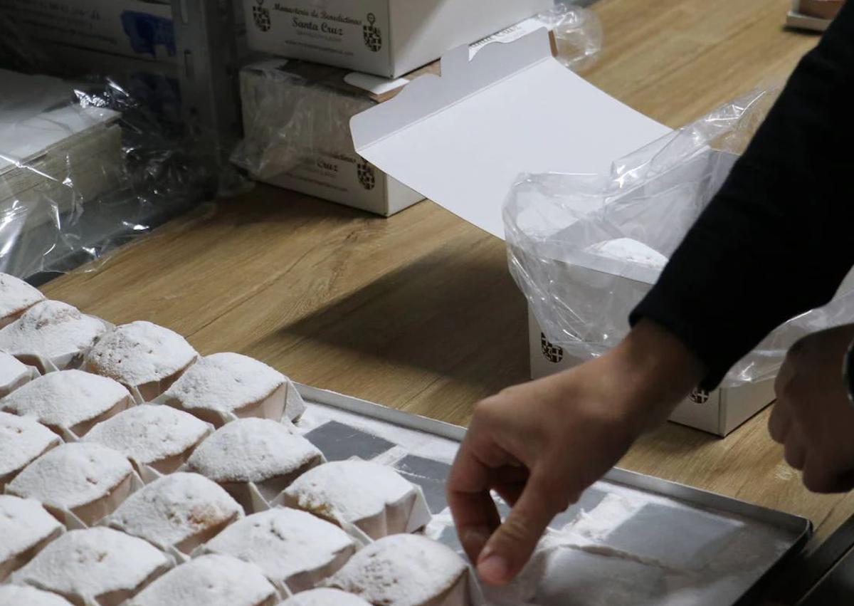 Imagen secundaria 1 - Sor Marta preparando los dulces que venden en el monasterio.