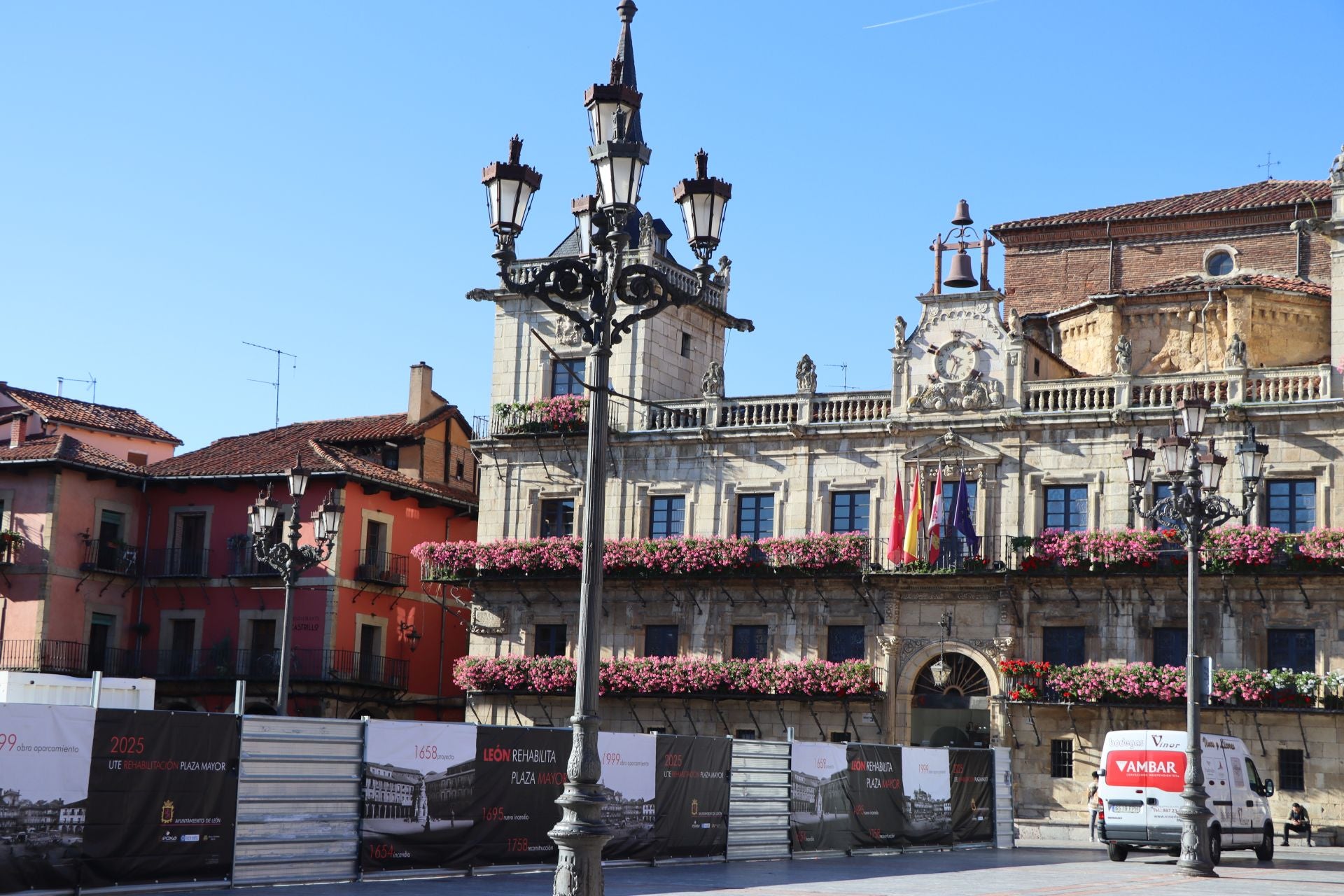 Primera mitad de la plaza Mayor cercada por las vallas.