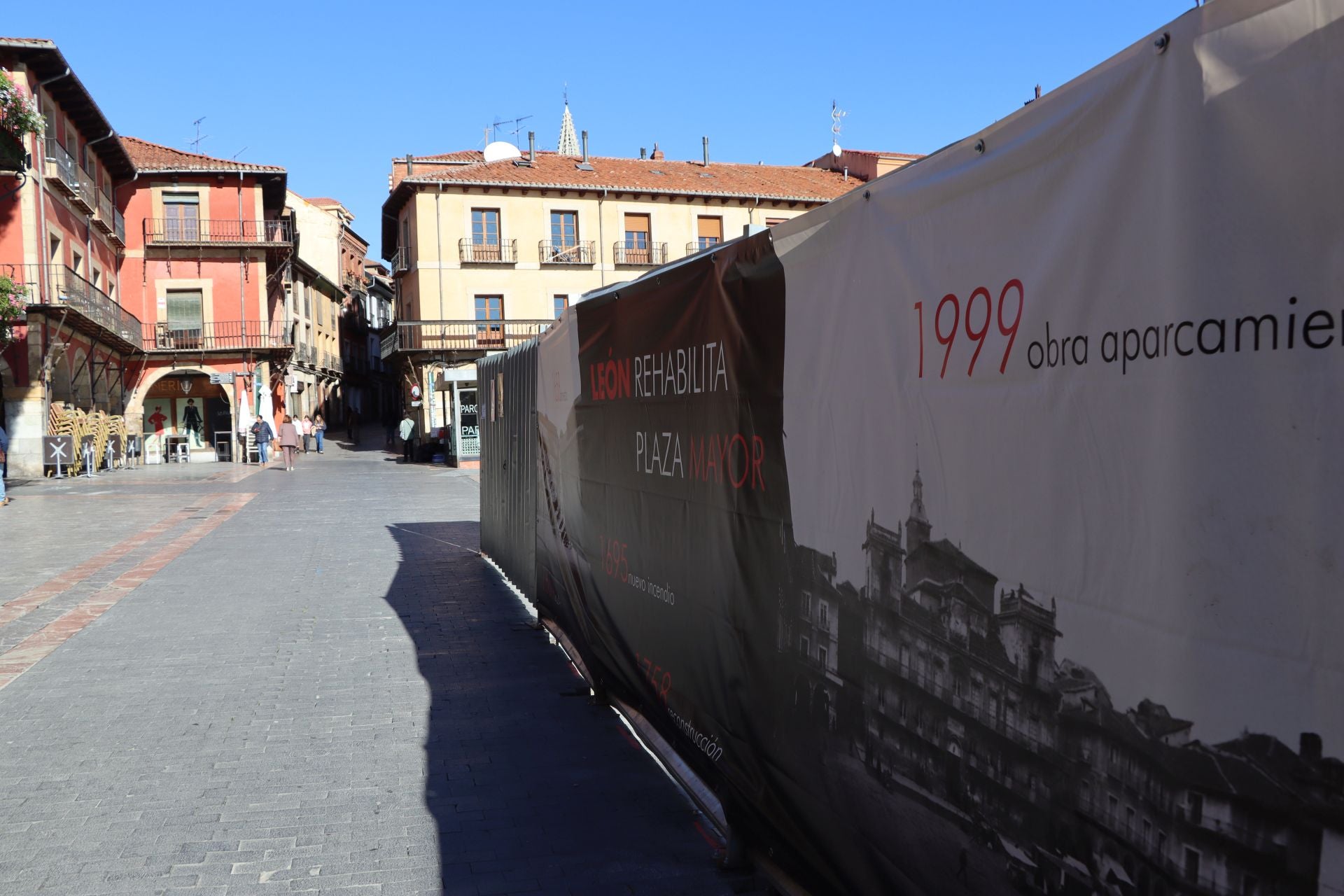 Vista de la plaza Mayor con el inicio de las labores de rehabilitación.