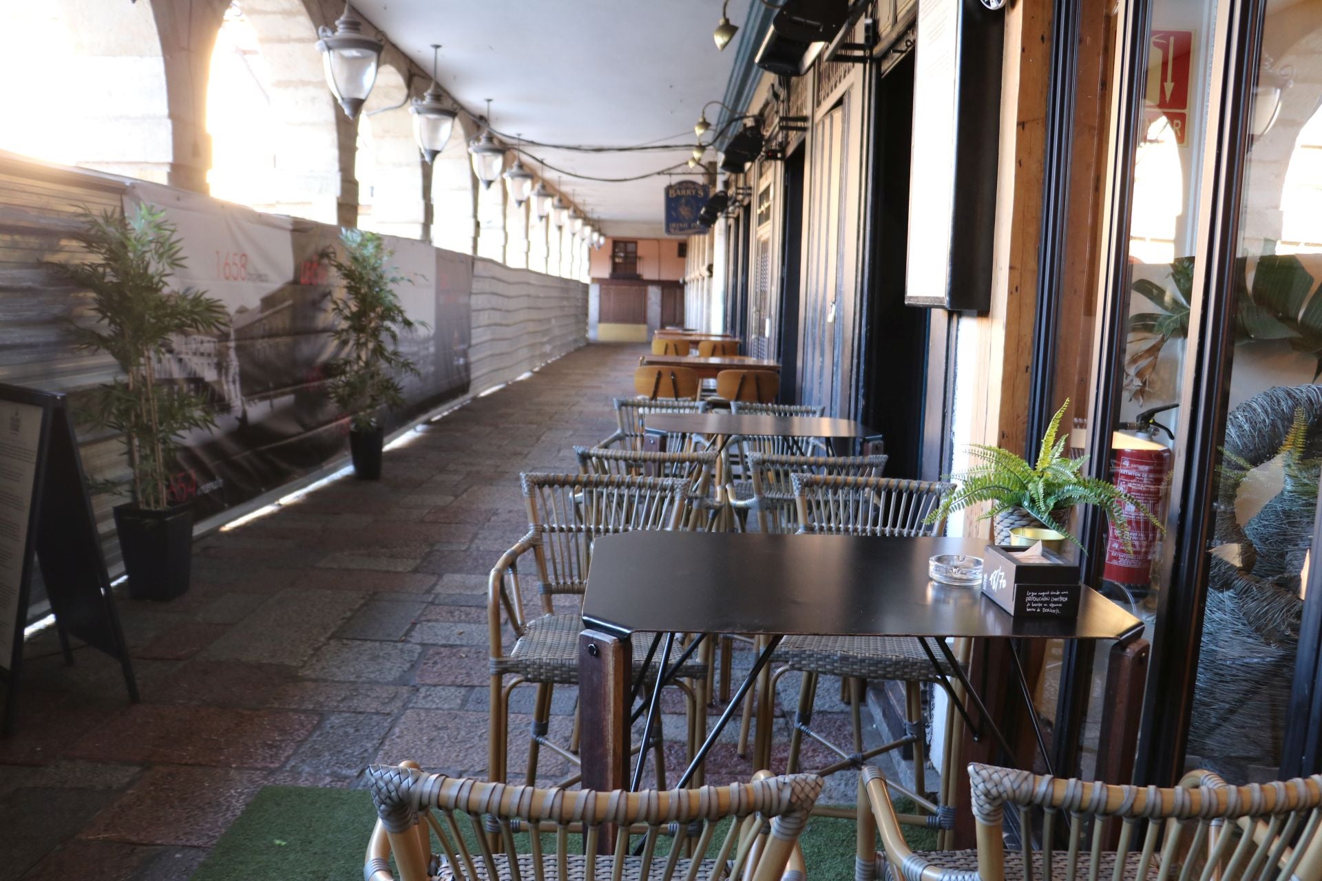 Otro local de la plaza que ha podido mantener algunas mesas de su terraza. 