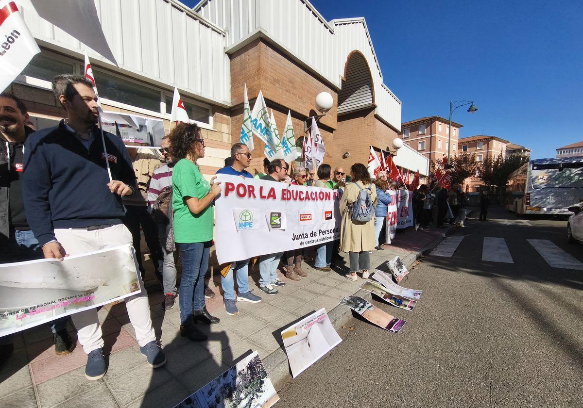 Imagen principal - La educación en San Andrés se moviliza por el «lamentable» estado de sus colegios