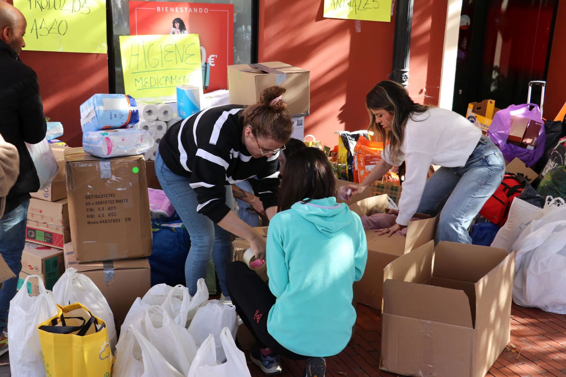 Voluntarios de León preparando la mercancí apara el envío a Valencia.