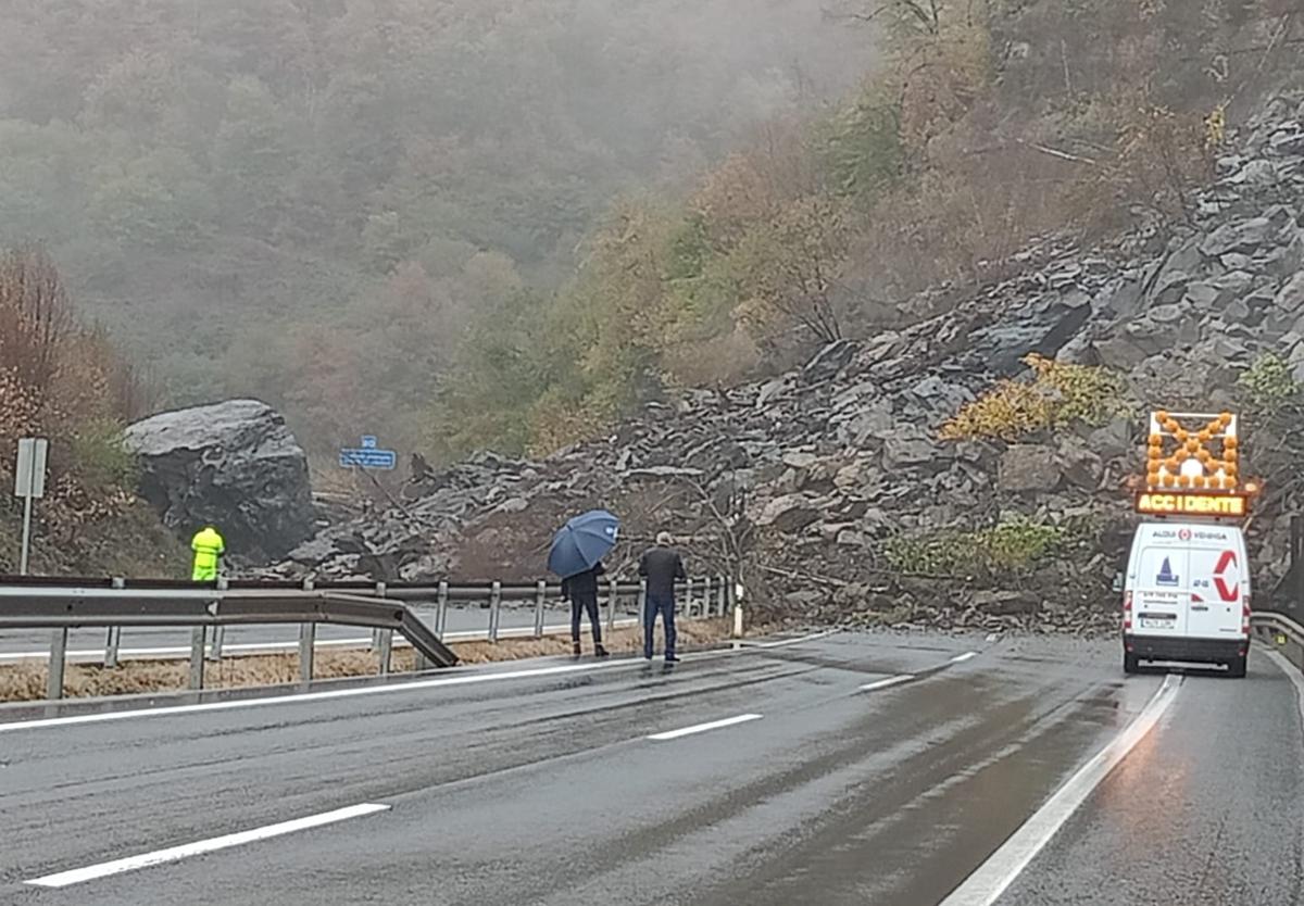 Un desprendimiento corta totalmente la conexión entre León y Asturias por la autopista