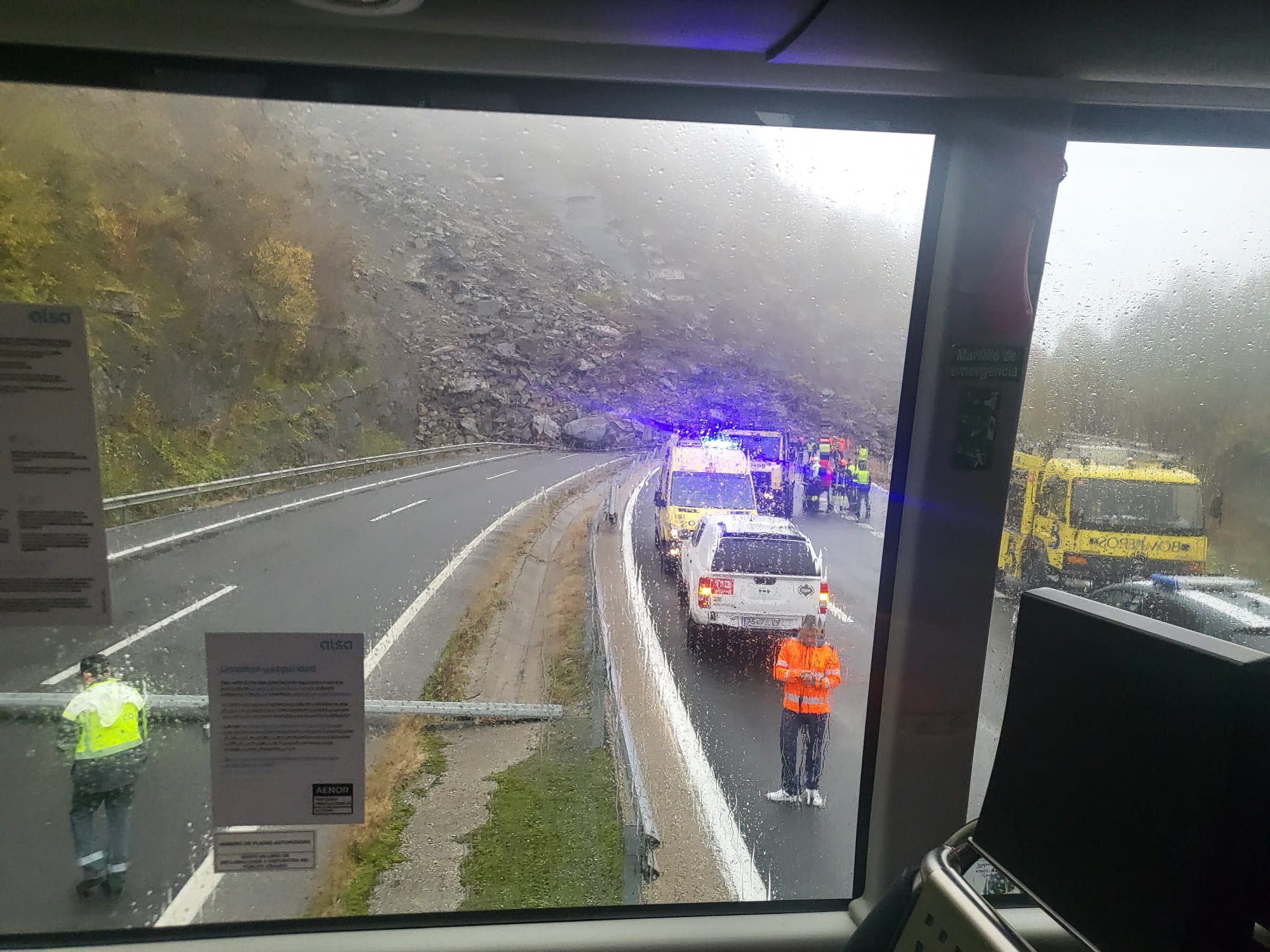 Las imágenes del gran argayo que corta la autopista entre León y Asturias