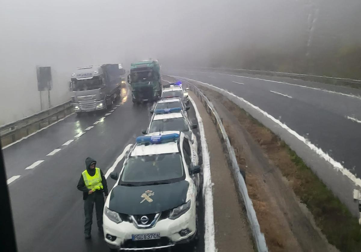 Camiones detenidos junto a la Guardia Civil ante el argayo.