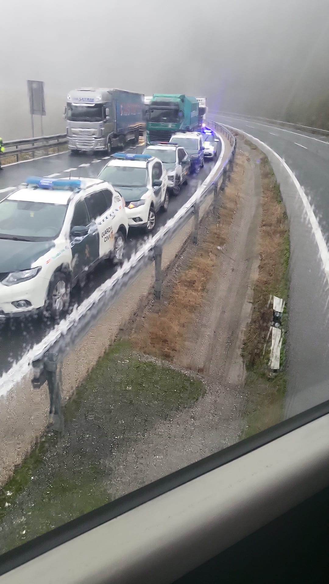 Las imágenes del gran argayo que corta la autopista entre León y Asturias