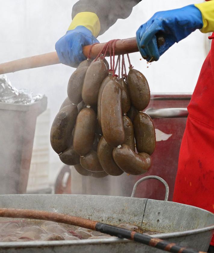 Imagen secundaria 2 - Vegacervera exhibe su cecina de chivo y pide más apoyo al medio rural