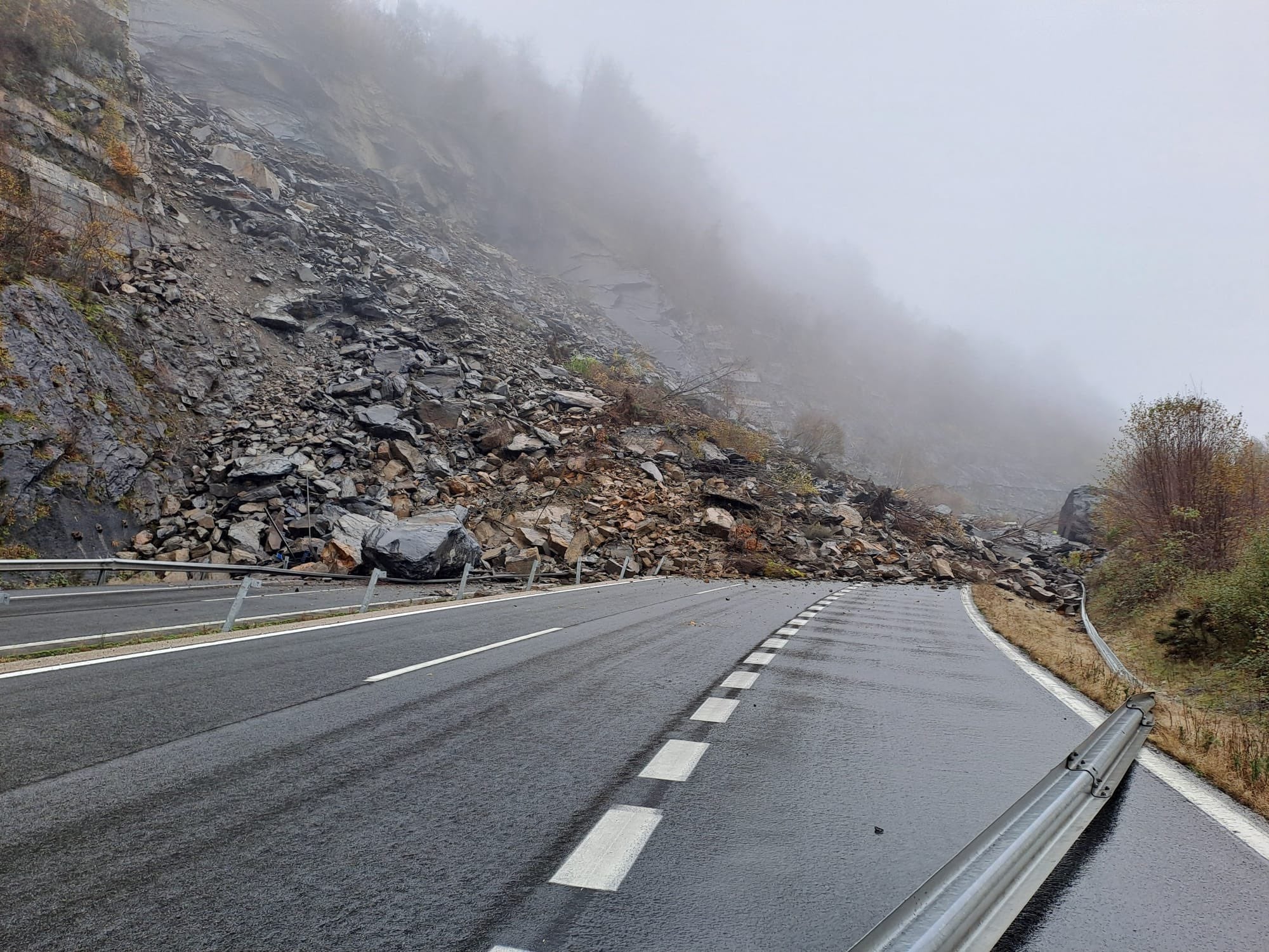 Las imágenes del gran argayo que corta la autopista entre León y Asturias