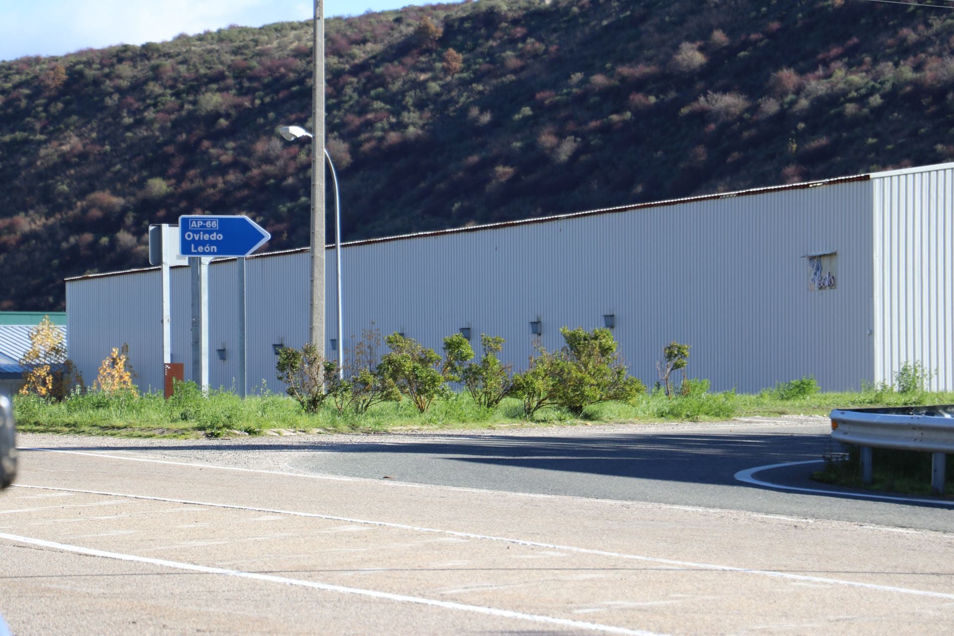 La AP-66 se vacía de coches tras el argayo