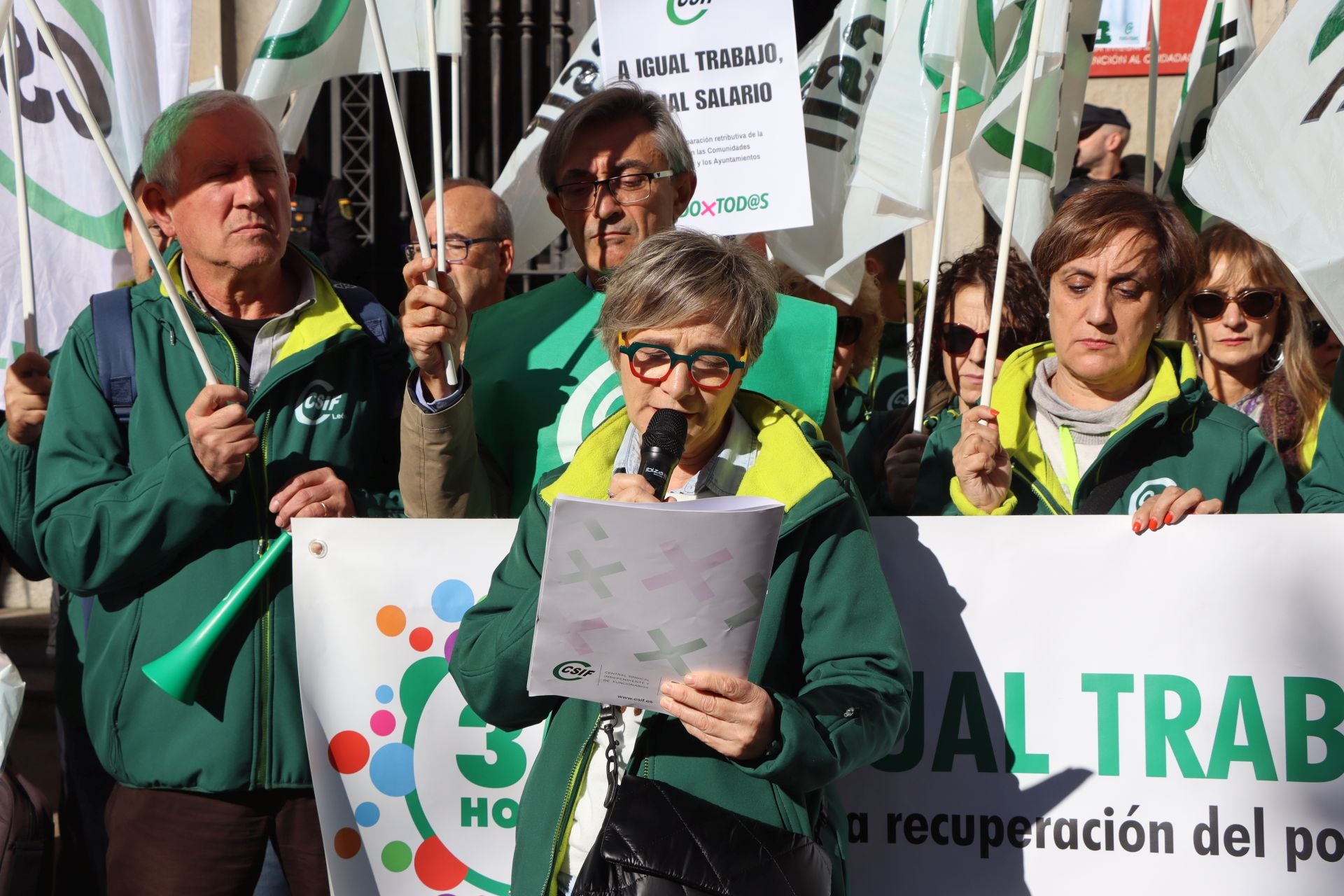 Imagen principal - Lectura del manifiesto por parte de la presidenta de la Unión Provincial de CSIF León, Ofelia Rodríguez González 