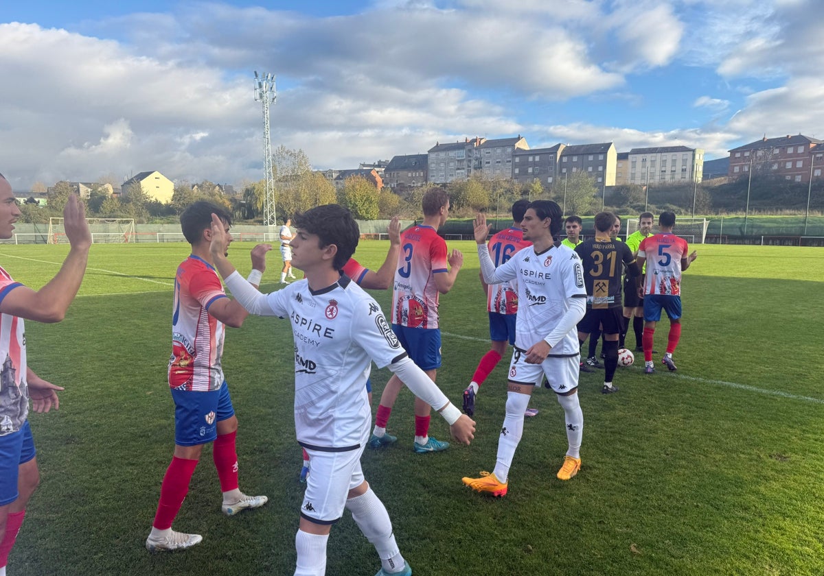 Saludo inicial de los jugadores del Bembibre y el Júpiter antes de uno de los derbis