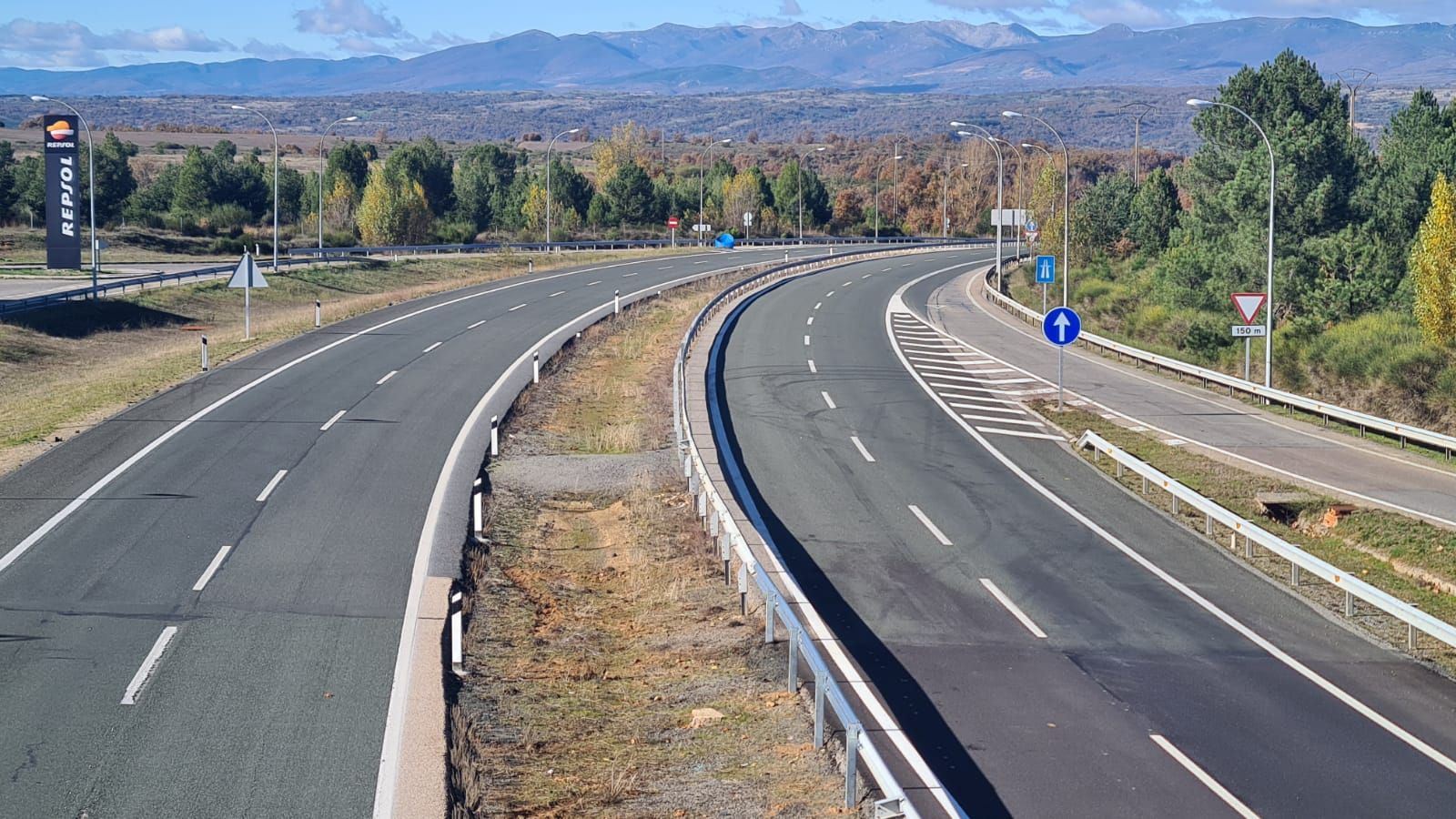 La AP-66 se vacía de coches tras el argayo