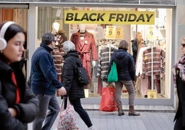 Calle con cartel del Black Friday.
