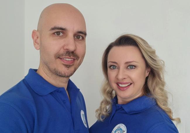 Víctor Alonso y su mujer con el uniforme de la empresa.