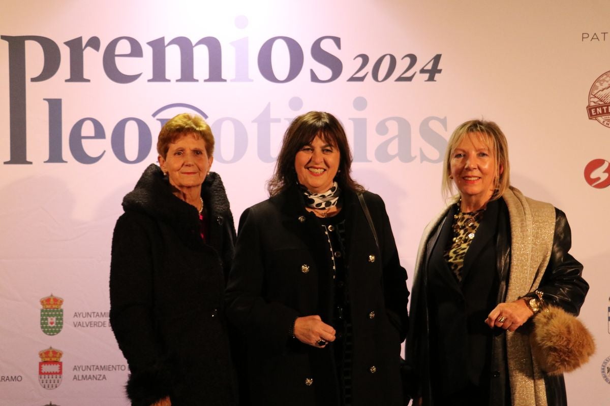 Paquita García, Rosi García y Maite, de Asociación Almom.