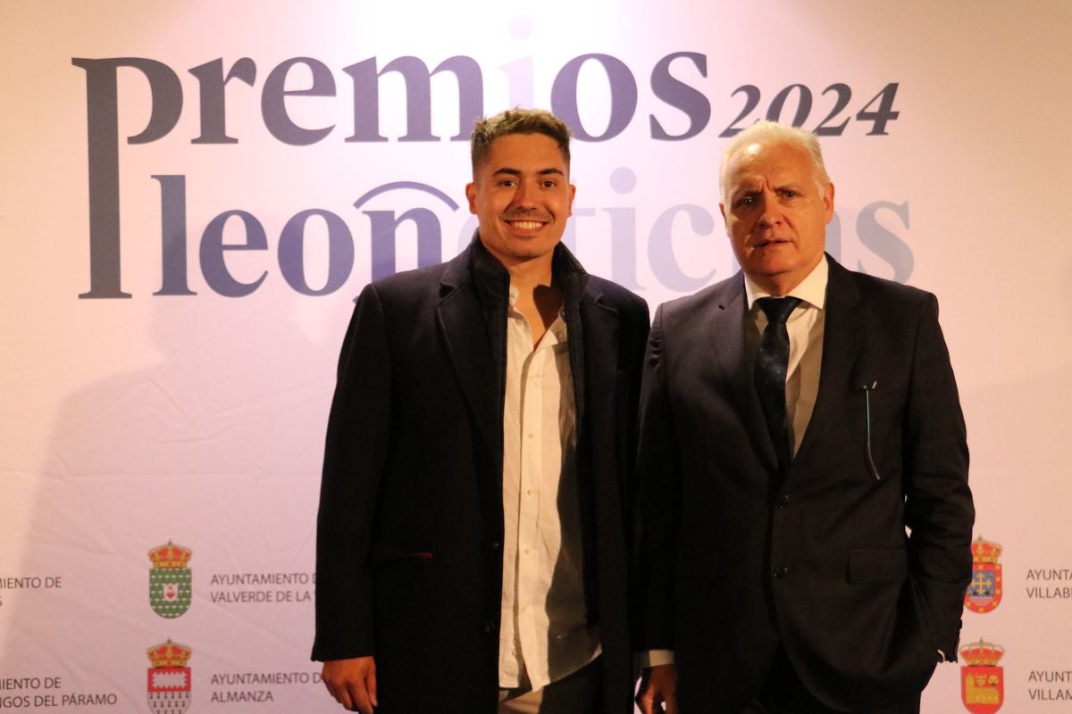 Borja González, del Ayuntamiento de Astorga, y Javier Menéndez, de Óptica Europa.