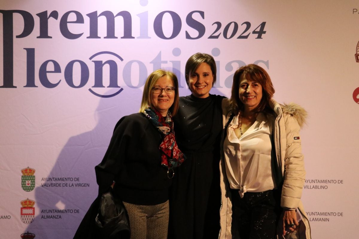 Regina García y Flor de Juan, de Alzheimer León, con la premiada Leticia Sánchez.