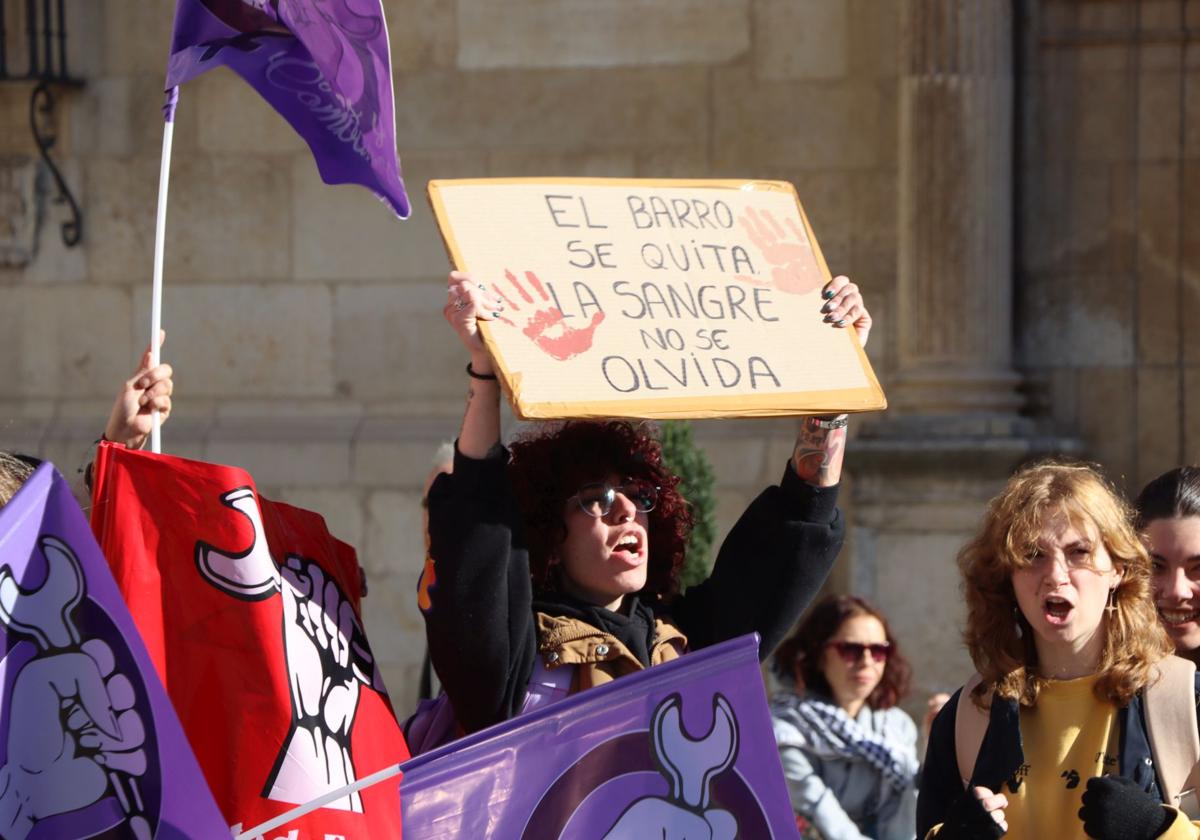 Estudiantes con pancartas y banderas frente a la casa Botines.