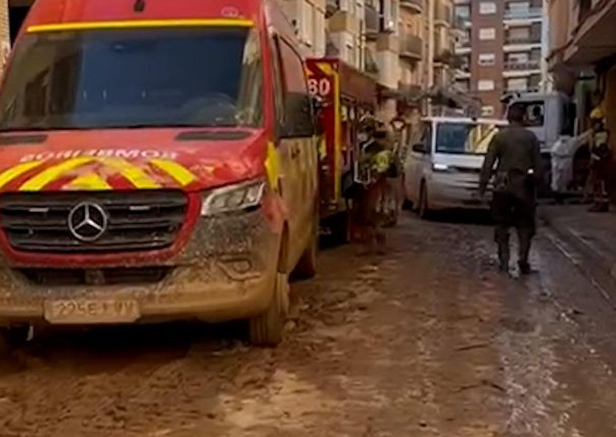 Imagen secundaria 1 - Tareas de apoyo de los bomberos de León en Paiporta.