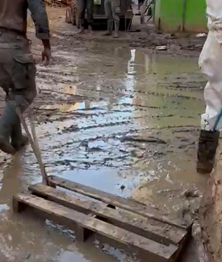 Imagen secundaria 2 - Tareas de apoyo de los bomberos de León en Paiporta.