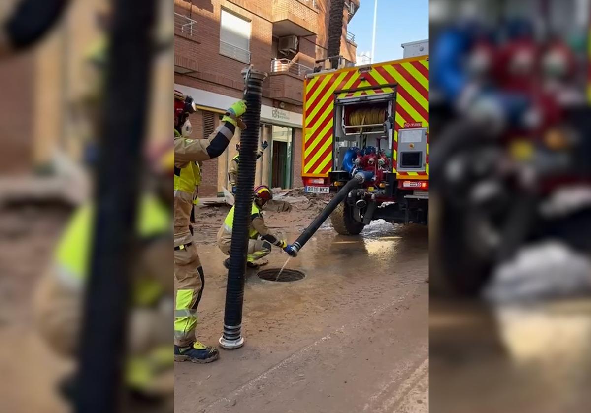 Imagen principal - Tareas de apoyo de los bomberos de León en Paiporta.