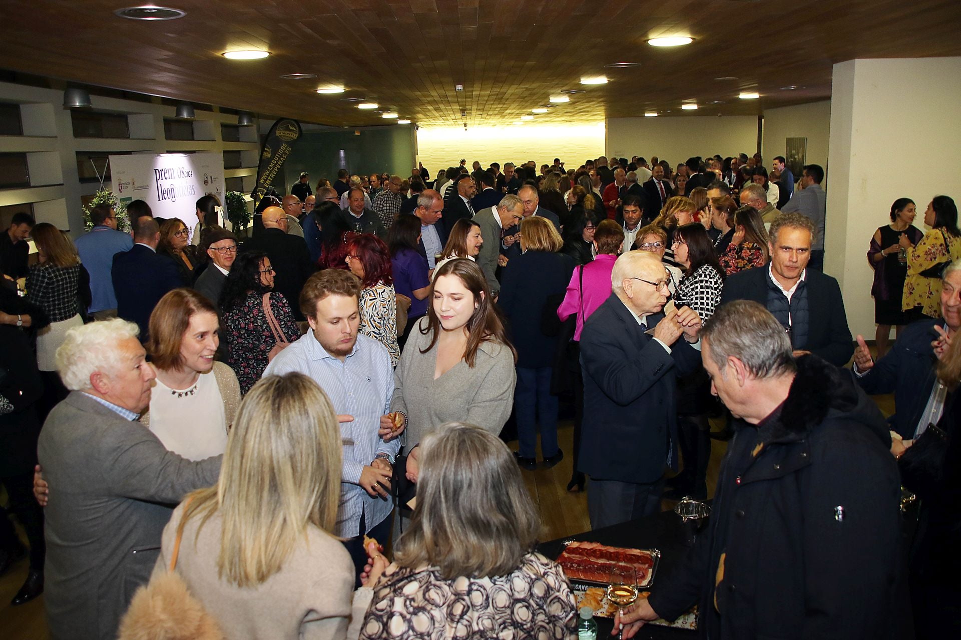 Cóctel en los Premios Leonoticias