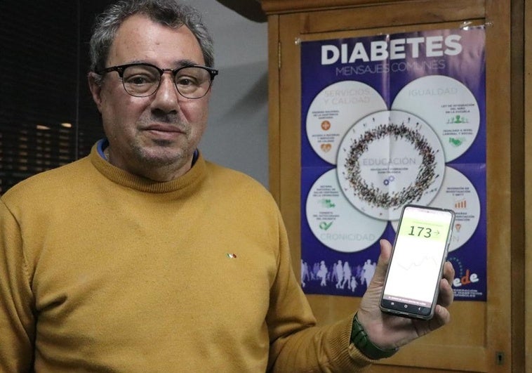 Nicolás Ramos, presidente de Adile, con el medidor de glucosa.