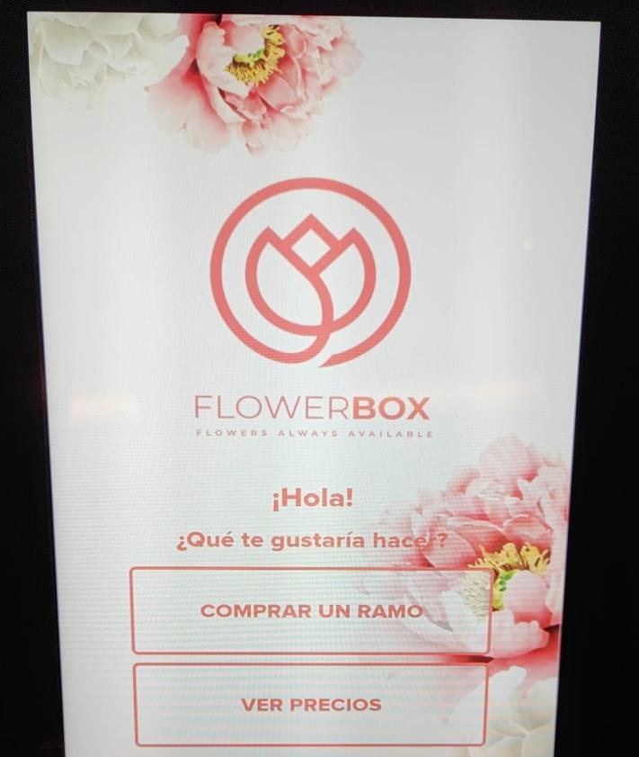 Imagen secundaria 2 - Laura Prieto, explica todos los detalles del funciona de la maquina expendedora de flores.