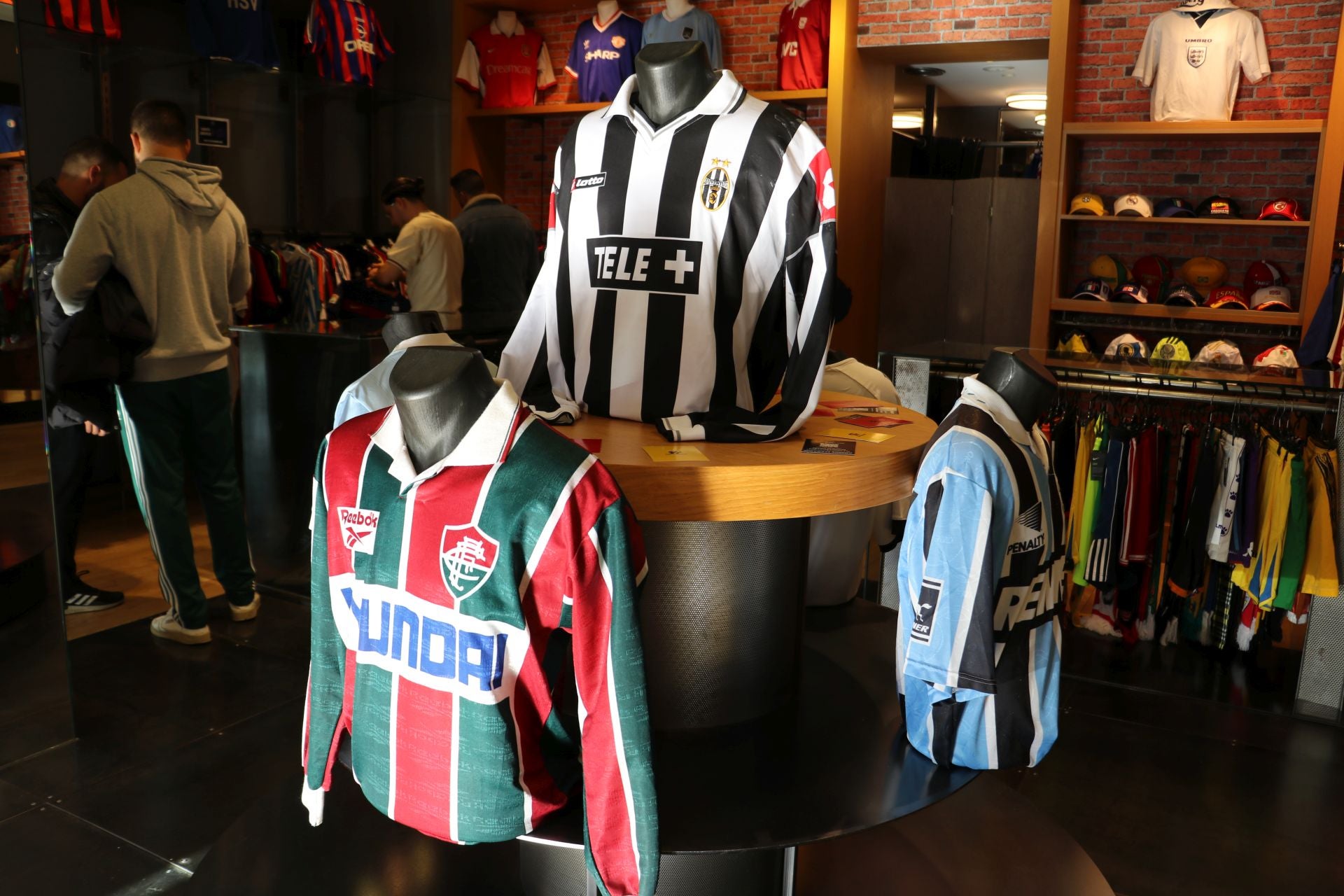 Apertura de la tienda de camisetas de fútbol vintage en León