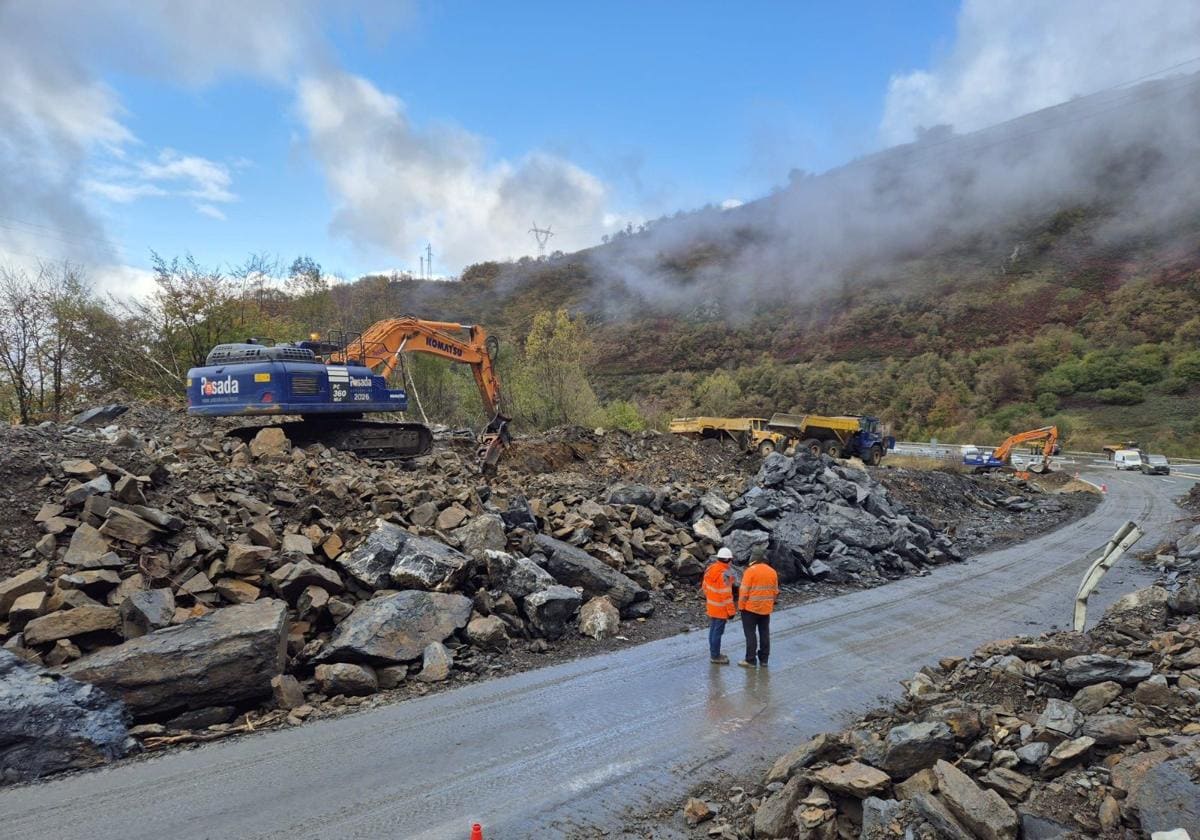 Actuaciones en la zona que ha sufrido el desprendimiento.