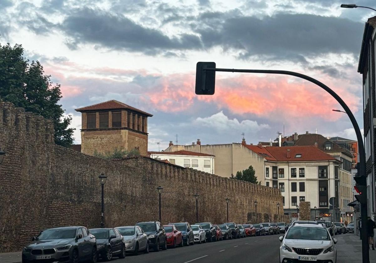 Puesta de sol en el centro de León.