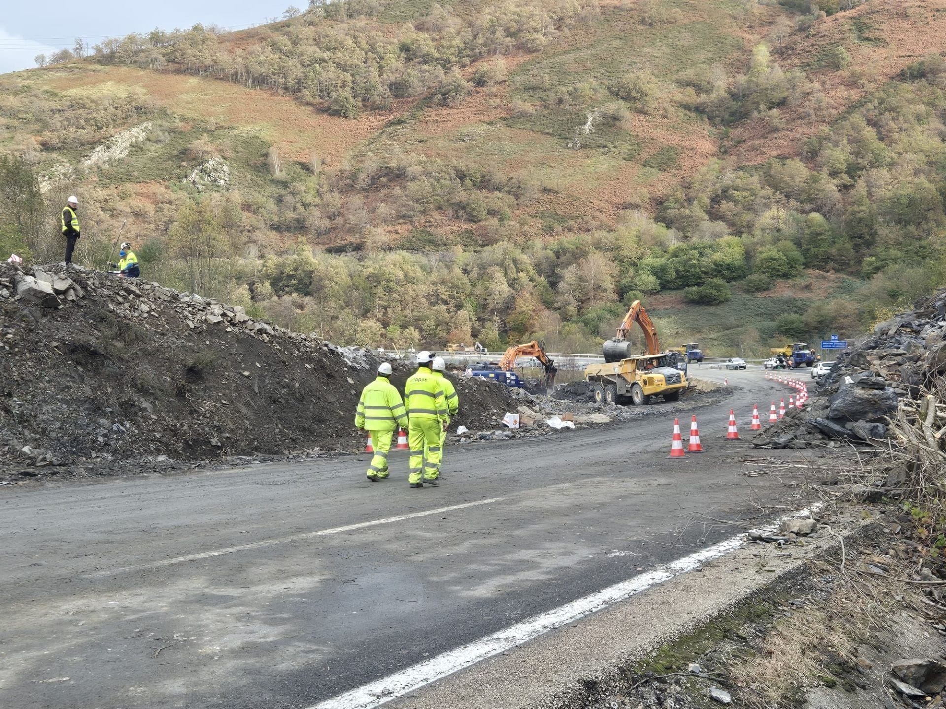 Avance de las obras para liberar la AP-66 tras el argayo