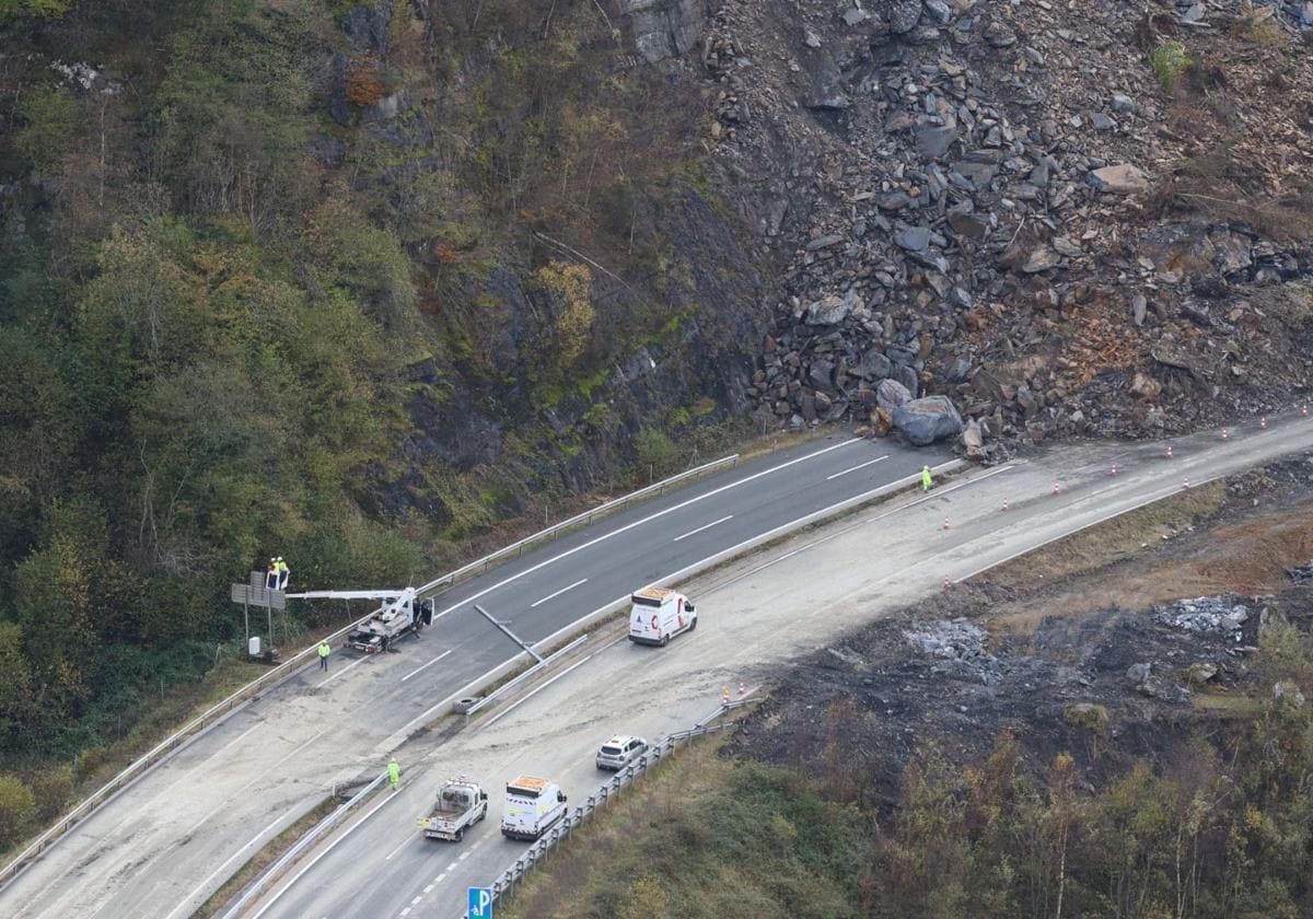 Avance de las obras para liberar la AP-66 tras el argayo