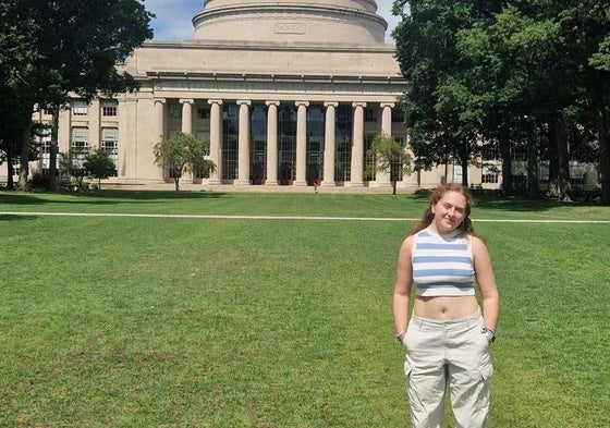 Ana Pascual delante del Great Dome del MIT (Massachusetts Institute of Technology)