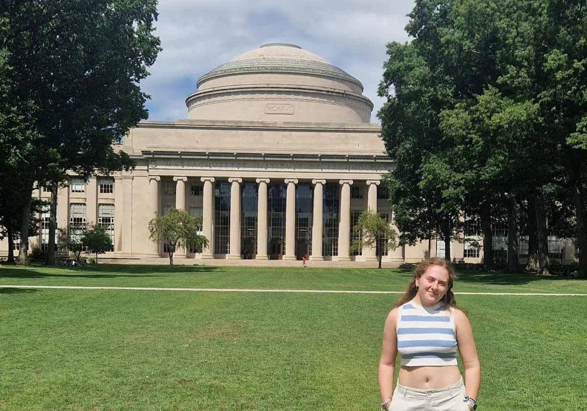 Ana Pascual delante del Great Dome del MIT (Massachusetts Institute of Technology)