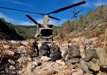 Militares de la base de Astorga utilizan el helicóptero Chinook para recuperar vehículos tras la DANA