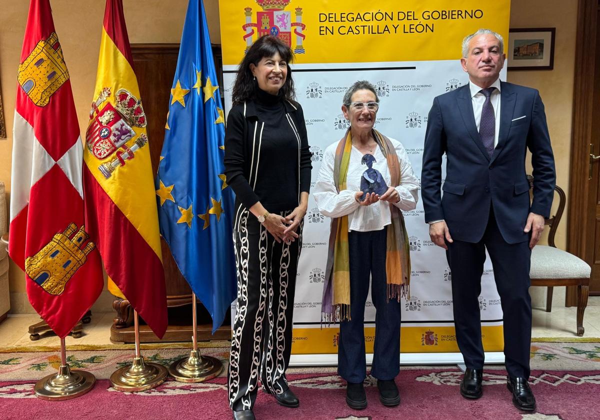 La Asociación Leonesa Simone de Beauvoir representada por su presidenta, María Encina Gutiérrez, recoge el premio Meninas 2024.