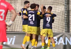 Los jugadores de la Cultural celebran el gol.