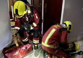 Intervención de los bomberos en la calle Daoiz y Velarde.