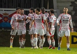 Los jugadores de la Deportiva celebran el gol.