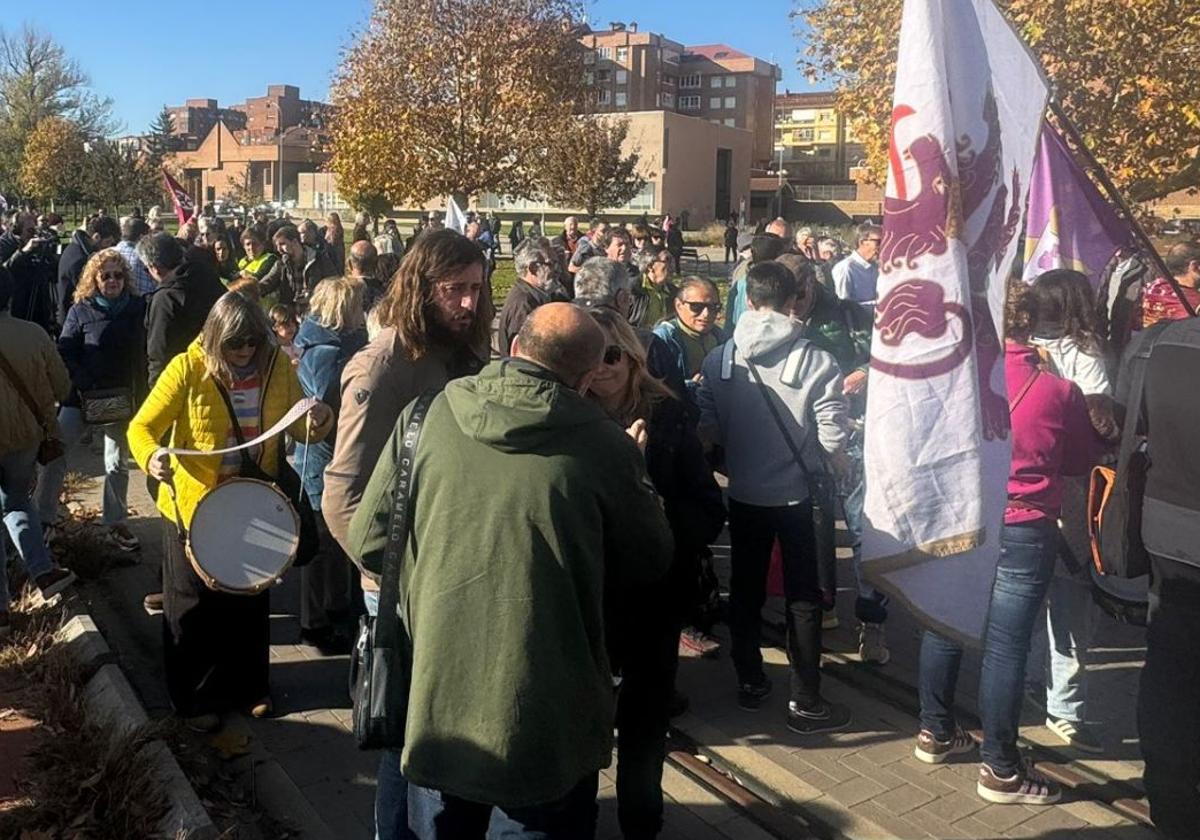 Más de 6.000 personas reclaman «soluciones» para Feve en León