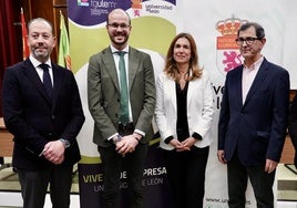 La vicerrectora de Emprendimiento, Empleabilidad y Formación permanente de la ULE, María José Vieira, y el director del proyecto, Daniel Alonso (2I), presentan el Informe GEM (Global Entrepreneurship Monitor) de Castilla y León 2023-2024. Junto a ellos, el director territorial del Instituto para la Competitividad Empresarial de Castilla y León, José Manuel Frade (2D) y el director territorial de Mapfre en León, David Rey (I).