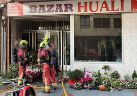 Intervención de los bomberos en este bazar.