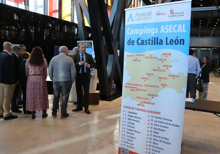 El encuentro en el Palacio de Congresos de León, con el detalle del cartel sin la 'y' de Castilla y León.