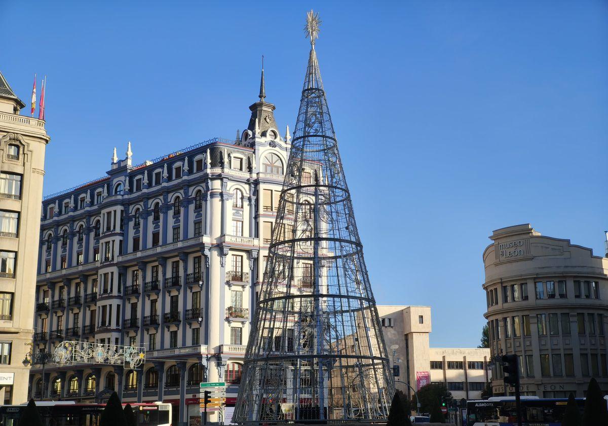 El árbol que dará inicio a la Navidad en León ya se encuentra colocado en la plaza de Santo Domingo.